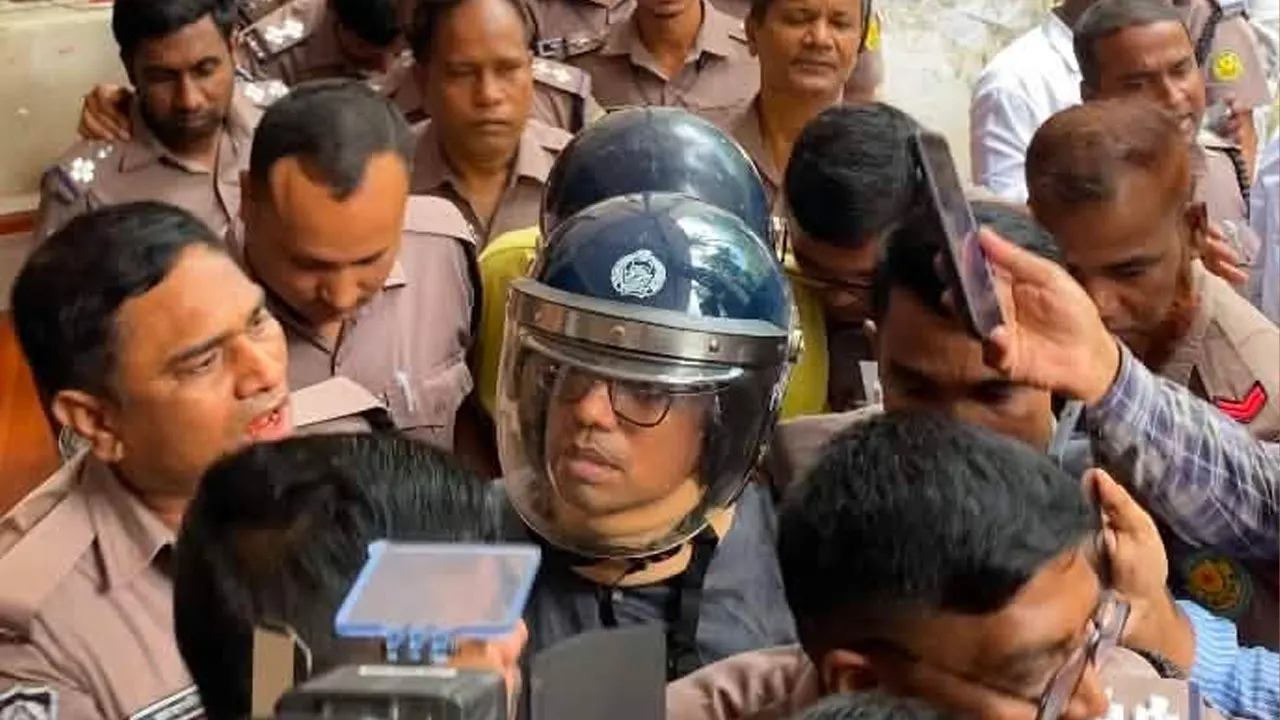 প্রতিদিন ৩ ঘণ্টা পরিবার ও আইনজীবীদের কথা বলার অনুমতি চান পলক