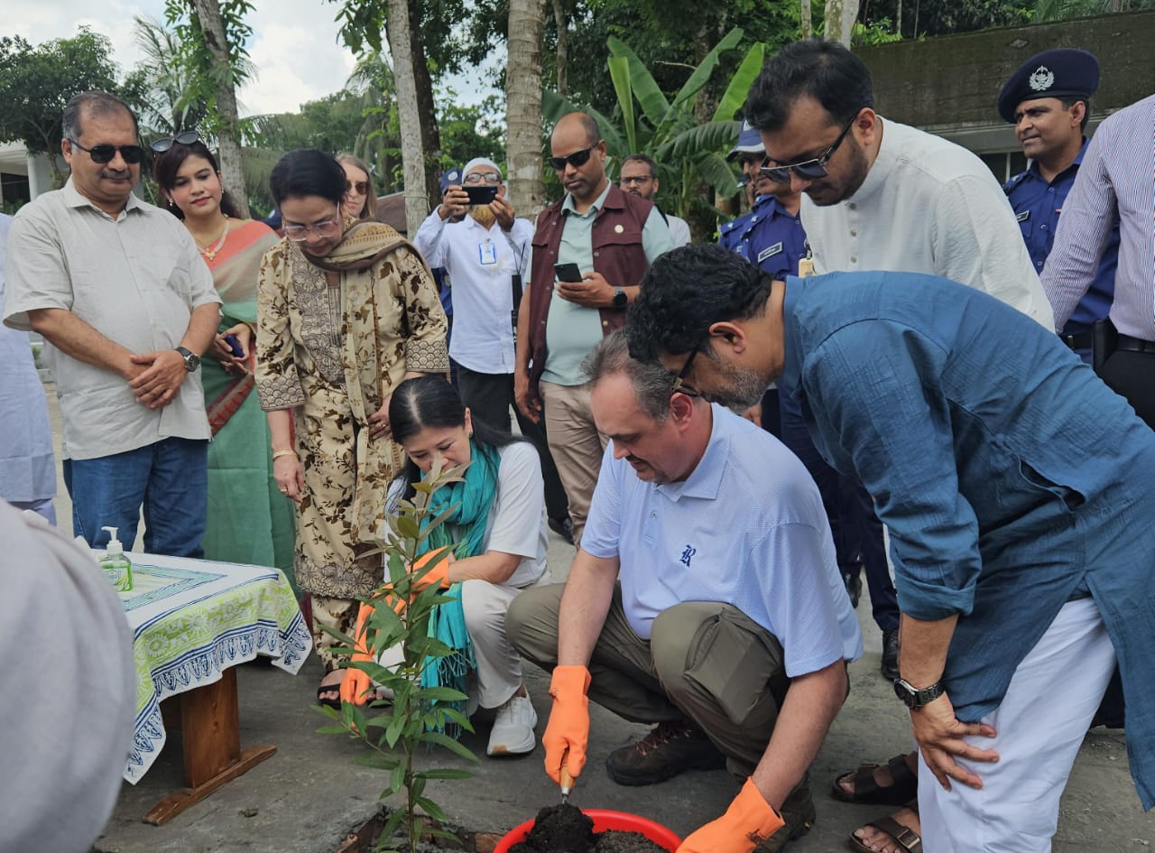 তথ্যমন্ত্রীর গ্ৰামের বাড়িতে ভাজা ইলিশ আর রসমালাইয়ের স্বাদে আপ্লুত মার্কিন রাষ্ট্রদূত