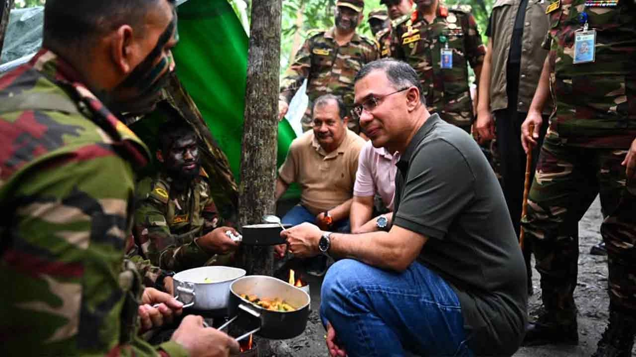 বরিশালে সেনাবাহিনীর গ্রীষ্মকালীন মহড়া পরিদর্শন করলেন প্রধানমন্ত্রী