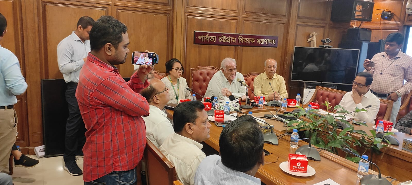 পার্বত্য চট্টগ্রাম মন্ত্রণালয়ের কর্মকর্তাদের সঙ্গে মতবিনিময় মন্ত্রী সাচিং প্রু জেরীর