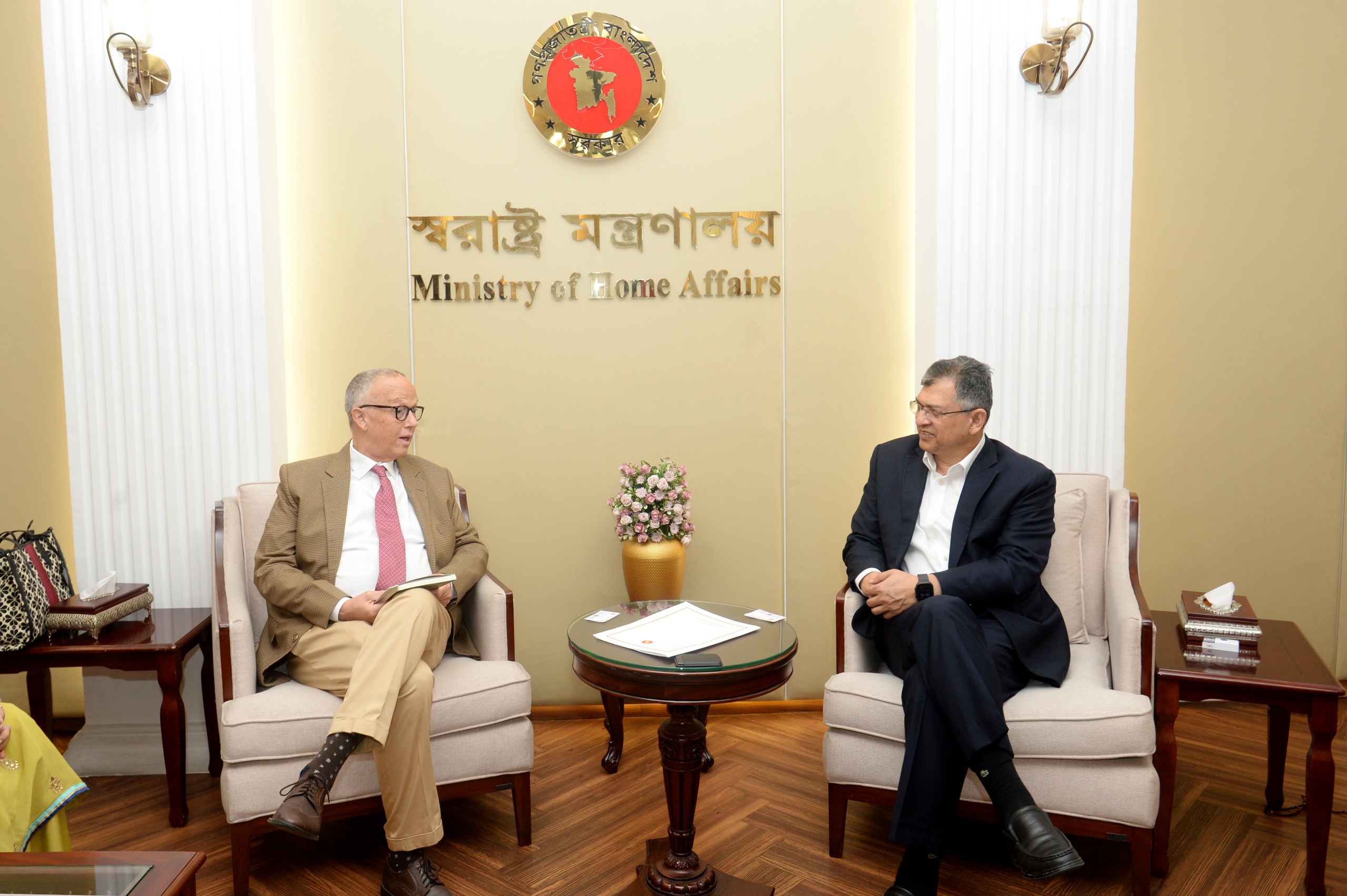 স্বরাষ্ট্রমন্ত্রীর সঙ্গে আইআরআই প্রতিনিধিদলের বৈঠক