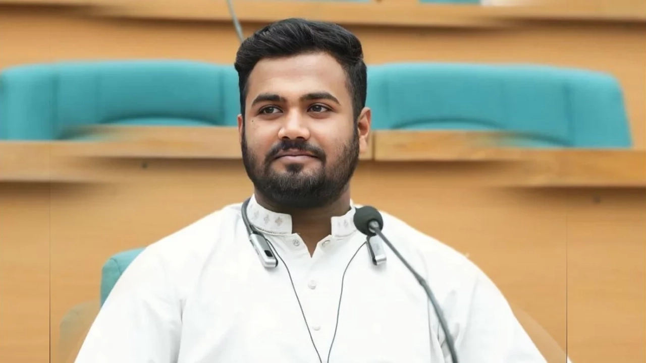 পরীক্ষার হলে ফোন ব্যবহার, শাস্তি পেলেন ডাকসু ও শিবির নেতা