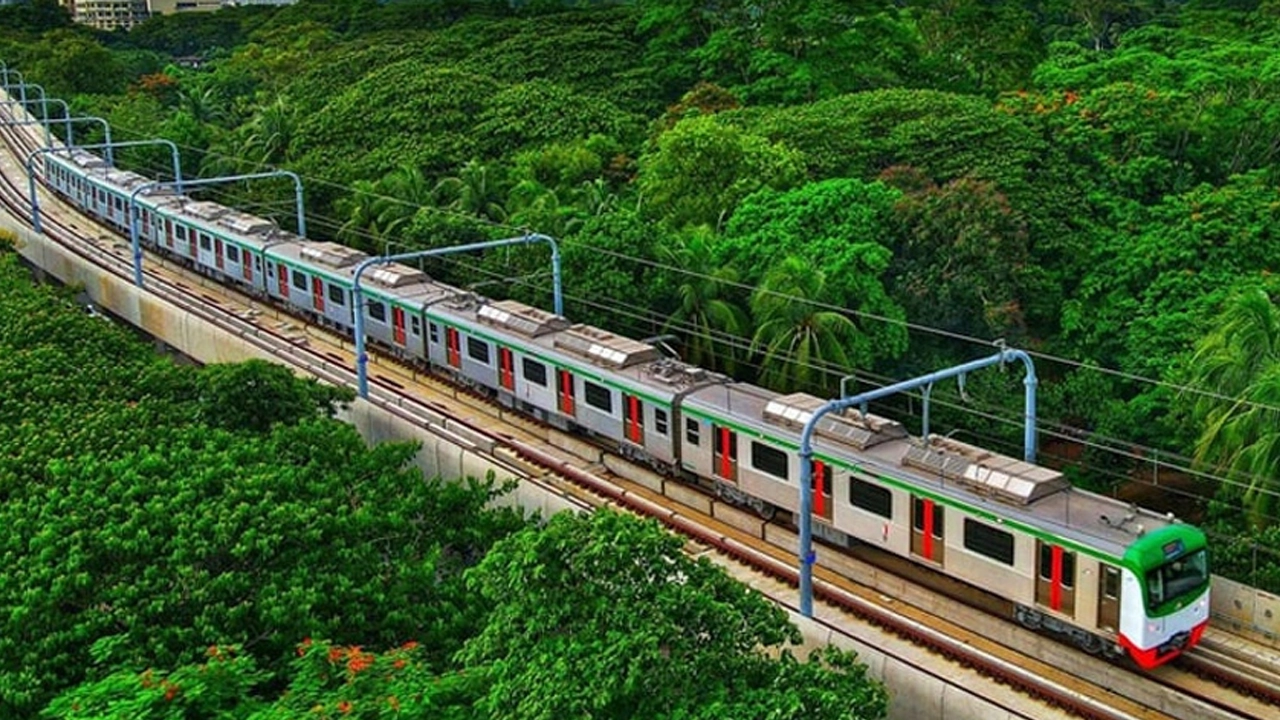 যান্ত্রিক ত্রুটিতে মেট্রোরেল চলাচলে ধীরগতি, স্টেশনে ভিড়