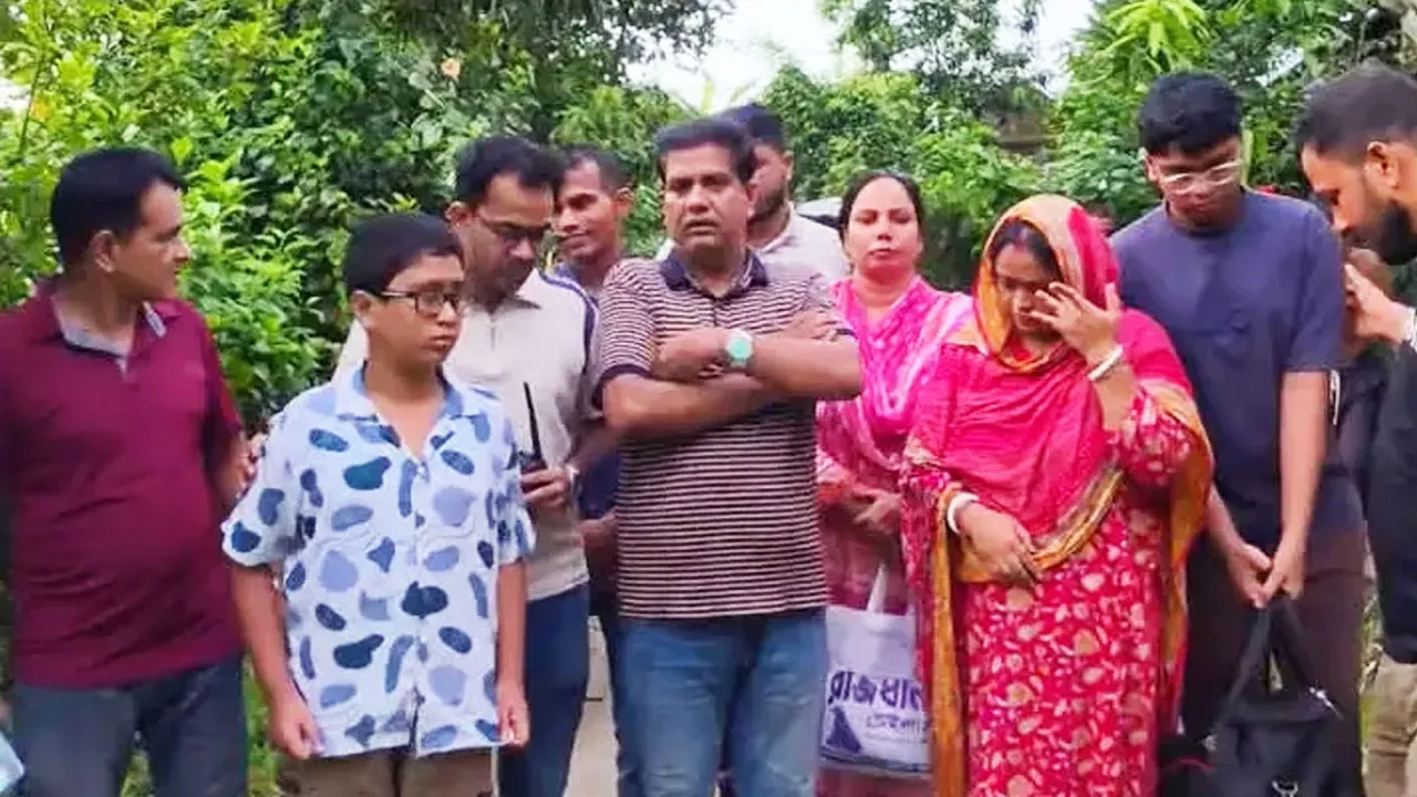 চাঁদপুরের সোনা ব্যবসায়ী পিন্টু দাস সপরিবারে আটক