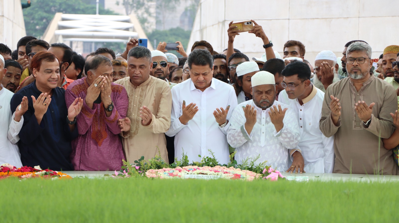 জিয়াউর রহমান ও খালেদা জিয়ার সমাধিতে গৃহায়নমন্ত্রীর শ্রদ্ধা