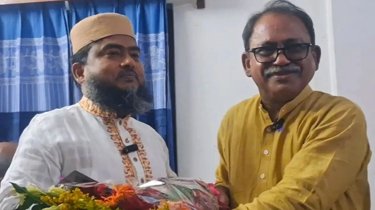 জয়ের পর ফুল নিয়ে প্রতিদ্বন্দ্বী জামায়াত প্রার্থীর বাসায় মির্জা ফয়সল আমীন