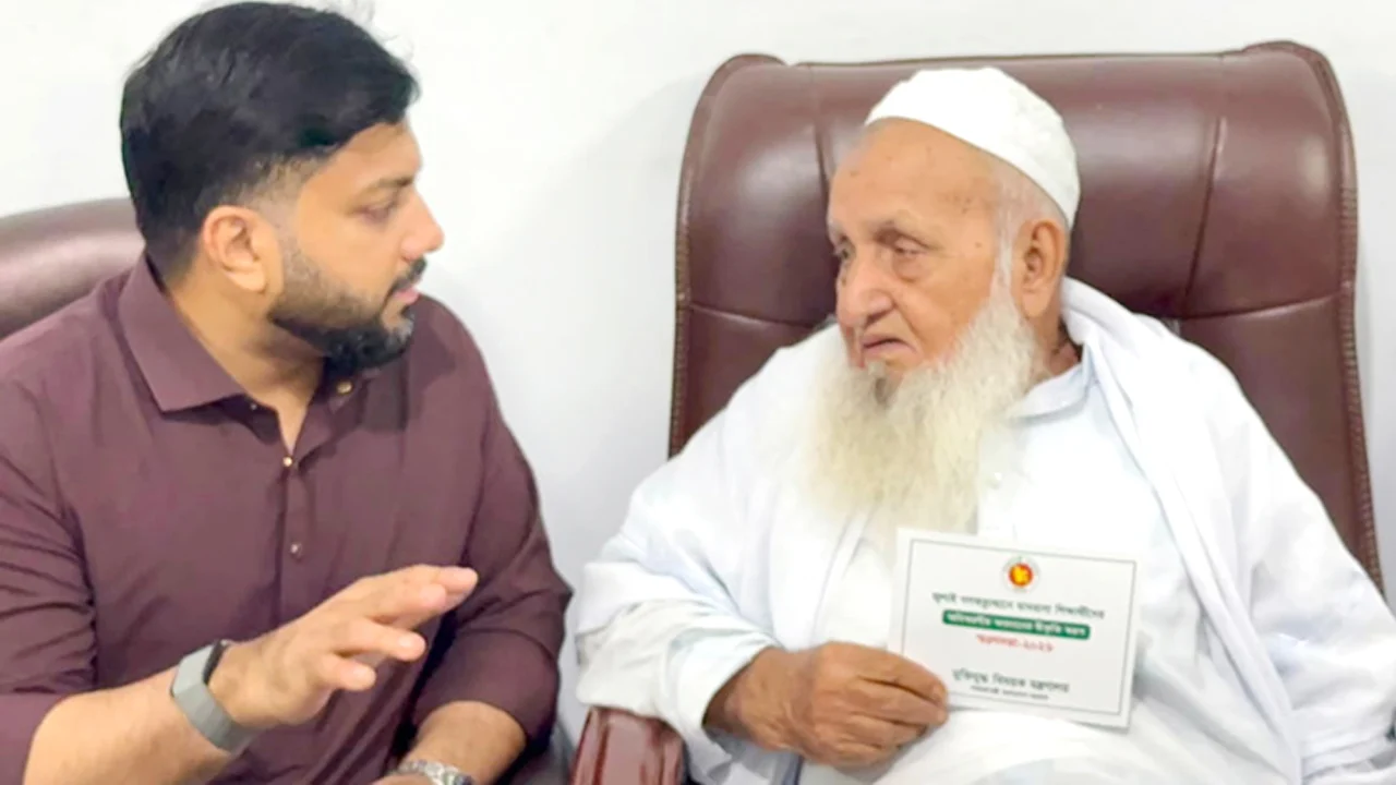 জুলাইয়ের স্মরণসভায় হেফাজত আমিরকে আমন্ত্রণ জানালেন ইশরাক