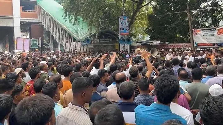 Auto-rickshaw drivers protest in front of Press Club