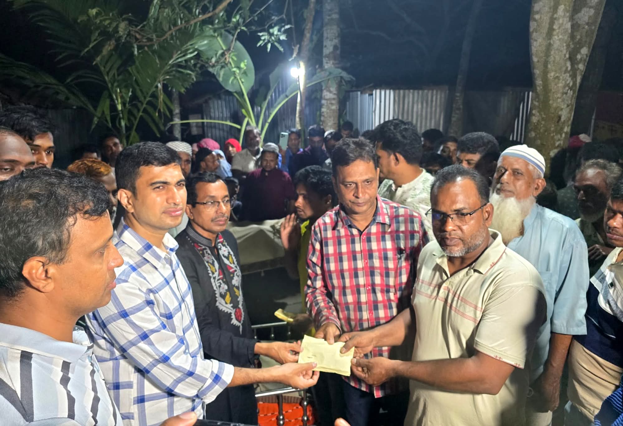 Administration provides financial assistance to families of lightning victims in Pabna
