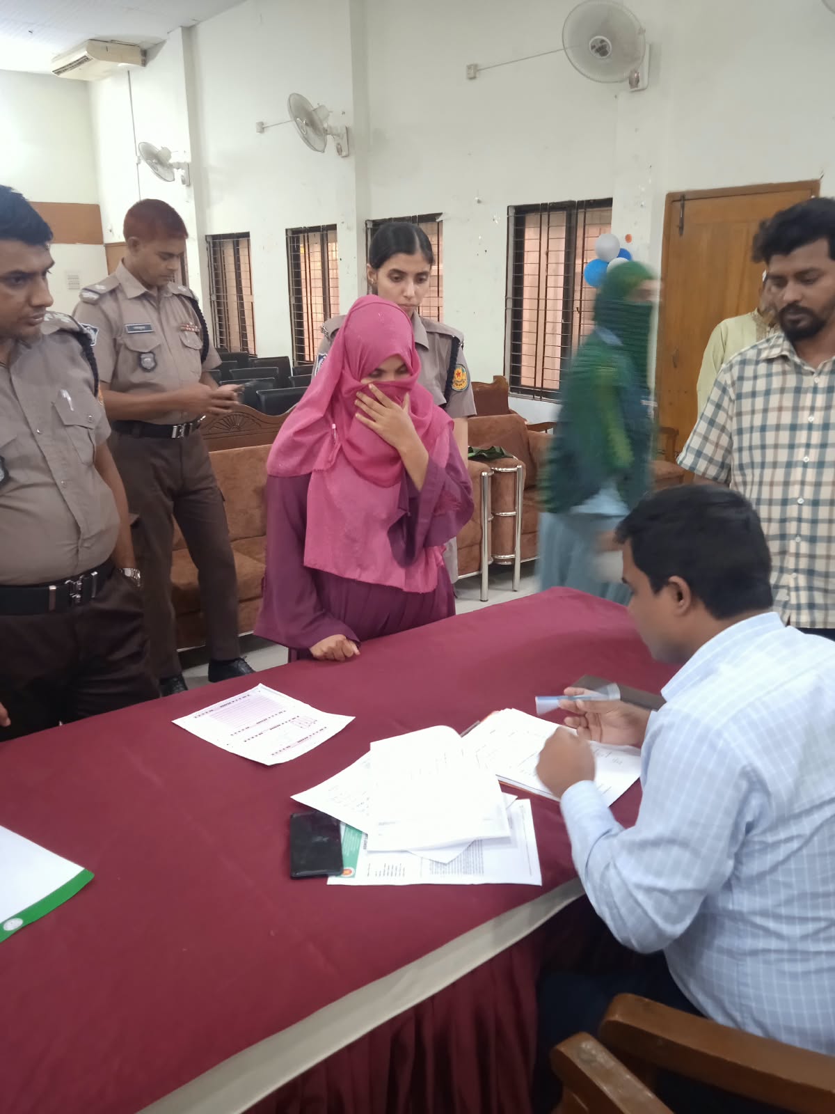 পরীক্ষাকেন্দ্রে মোবাইলসহ আটক, পরীক্ষার্থীর এক মাসের কারাদণ্ড