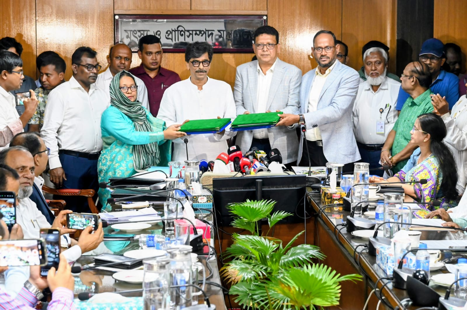 বিএলআরআই উদ্ভাবিত এভিয়ান ইনফ্লুয়েঞ্জা ও গোটপক্স ভ্যাকসিন বাণিজ্যিকভাবে উৎপাদন ও খামারি পর্যায়ে দেওয়া হবে: মৎস্য ও প্রাণিসম্পদ এবং কৃষিমন্ত্রী