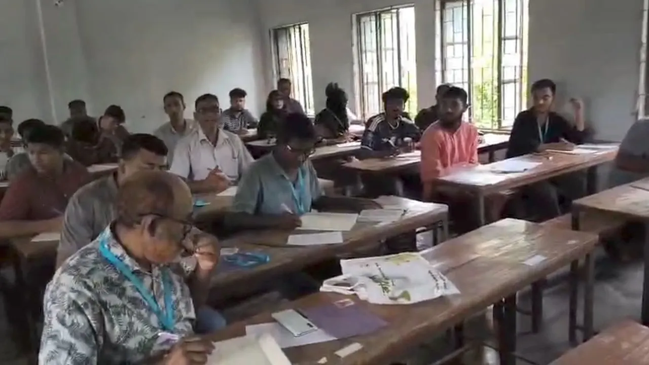 বই খুলে পরীক্ষা দেওয়ার ভিডিও করায় দুই সাংবাদিককে মারধরের অভিযোগ