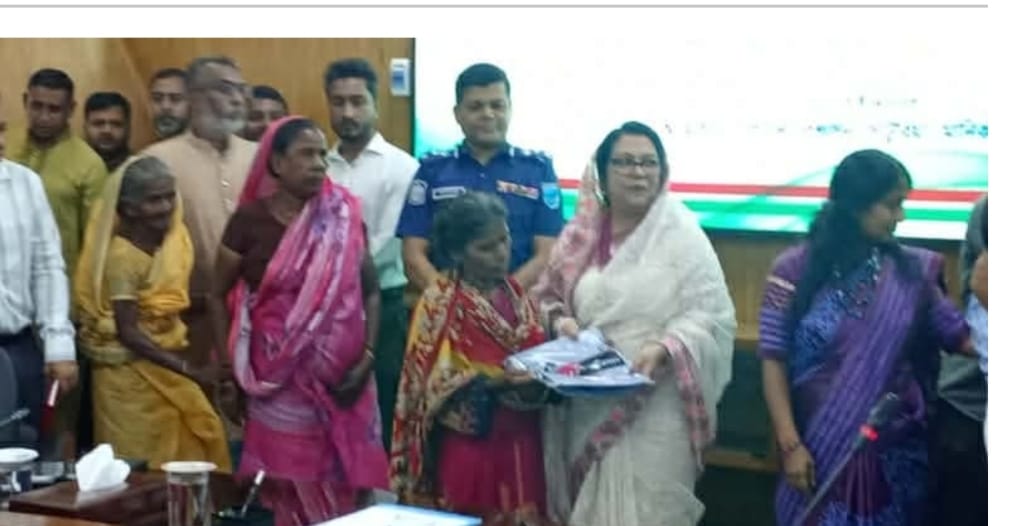 মানিকগঞ্জে দুর্গাপূজা উপলক্ষে সুবিধাবঞ্চিতদের শাড়ি বিতরণ, সনাতন ধর্মাবলম্বীদের পাশে সরকার: খাদ্যমন্ত্রী