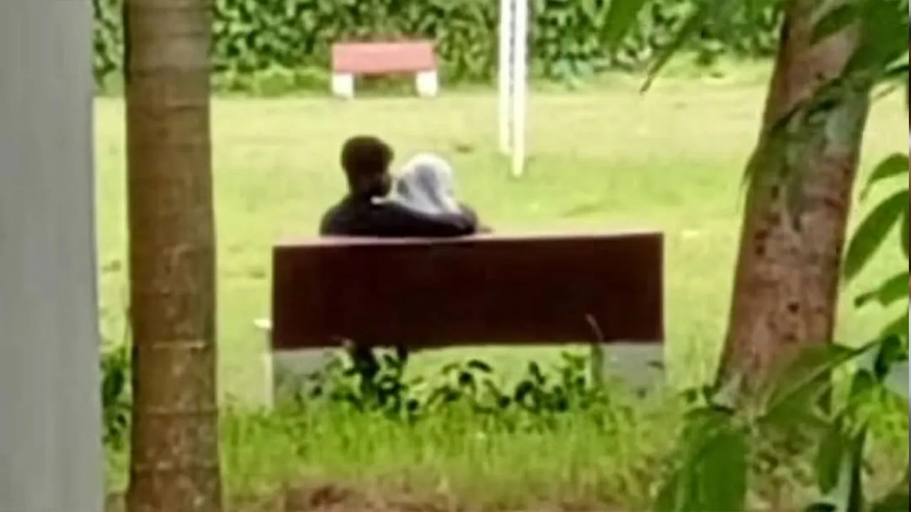 রাত বাড়লেই ক্যাম্পাসে আপত্তিকর আচরণের অভিযোগ, অসন্তুষ্ট শিক্ষার্থীরা