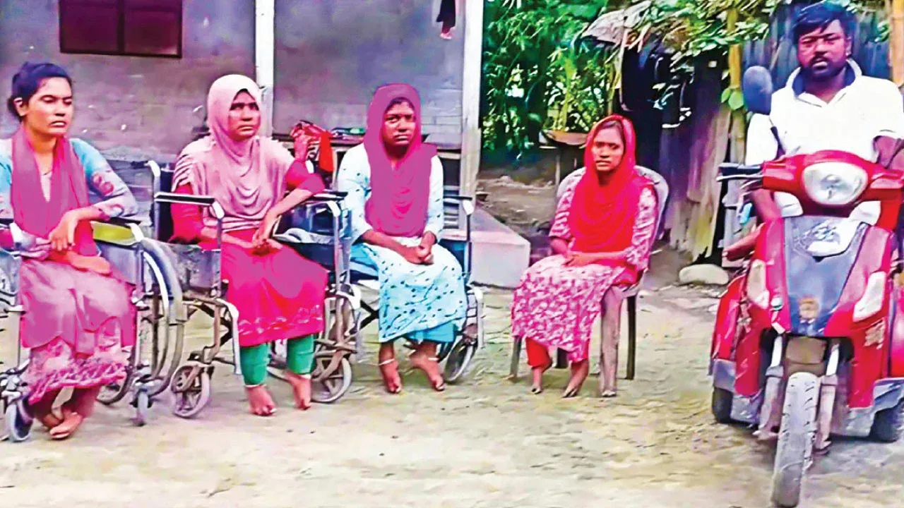 উচ্চশিক্ষিত হওয়ার স্বপ্ন প্রতিবন্ধী পাঁচ ভাই-বোনের