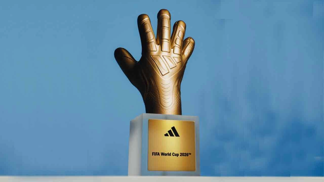 Who is ahead in the Golden Gloves race for the 2026 World Cup?