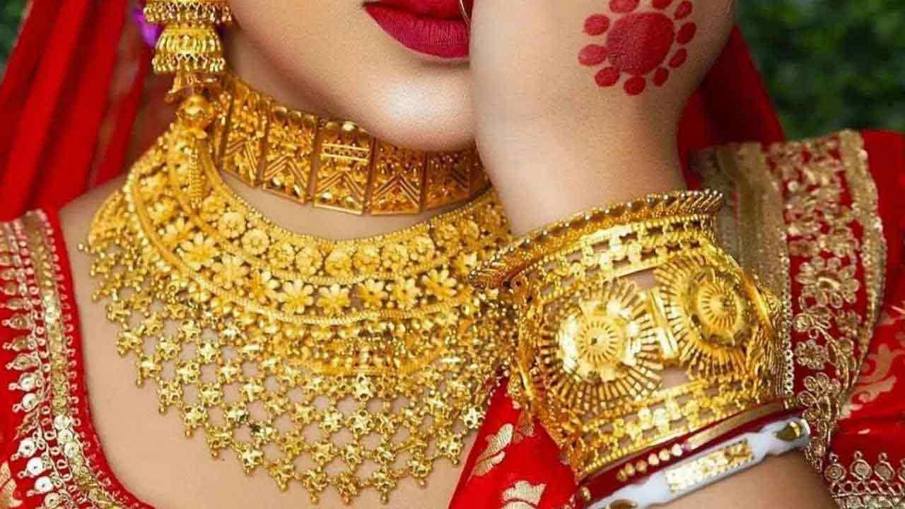 What is the latest price of gold in the country's market today?