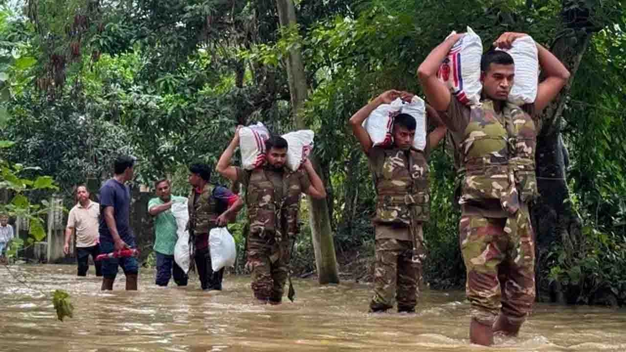 চট্টগ্রামের বন্যার্তদের পাশে সেনাবাহিনী, খাদ্য ও বিশুদ্ধ পানি বিতরণ অব্যাহত