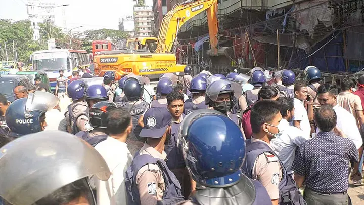 গুলিস্তানে ফুটপাতের শতাধিক অবৈধ দোকান উচ্ছেদ, হকারদের গ্রেপ্তারের হুঁশিয়ারি
