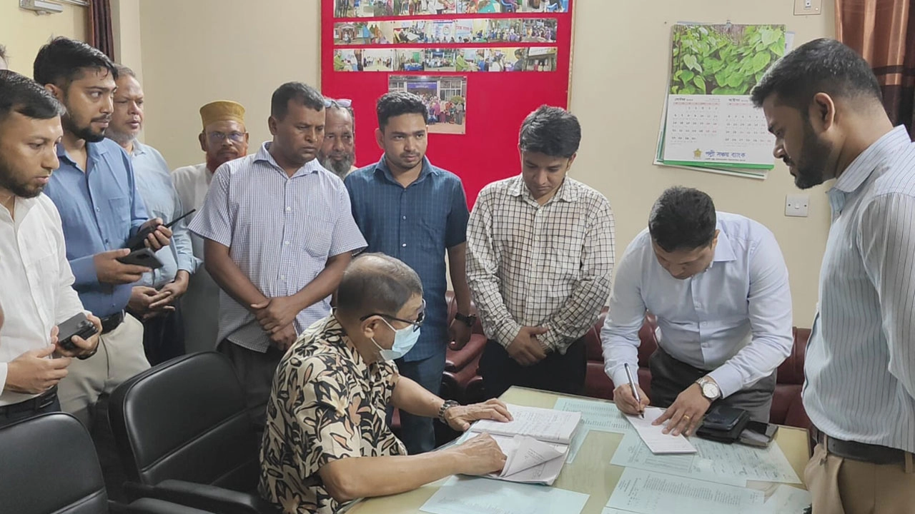 মুরাদনগরে স্বাস্থ্যমন্ত্রীর আকস্মিক পরিদর্শন: অনুপস্থিত ৫ চিকিৎসকের বিরুদ্ধে ব্যবস্থার নির্দেশ