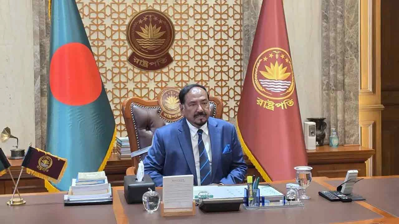 বঙ্গভবনে দাপ্তরিক কার্যক্রম শুরু করলেন ভারপ্রাপ্ত রাষ্ট্রপতি