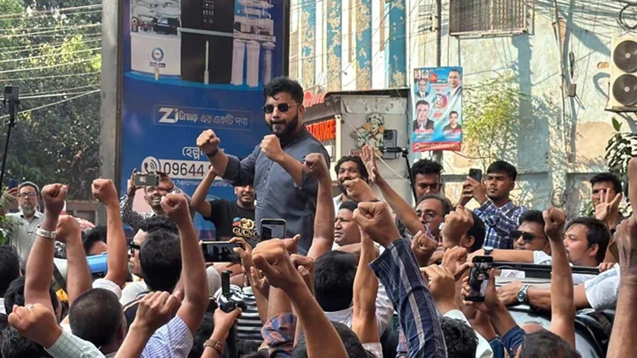 প্রেস ক্লাবের সামনে ইশরাক সমর্থকদের বিক্ষোভ