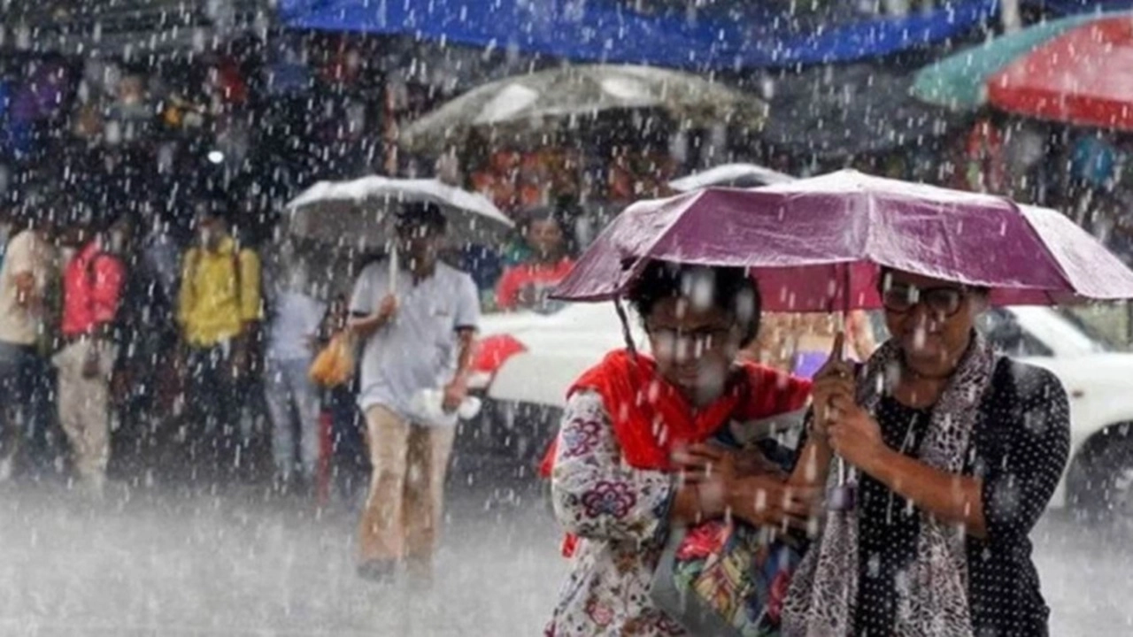 আগামী ২৪ ঘণ্টায় ভারি বৃষ্টির সতর্কতা, ১৪ জেলায় ঝড়ের আশঙ্কা