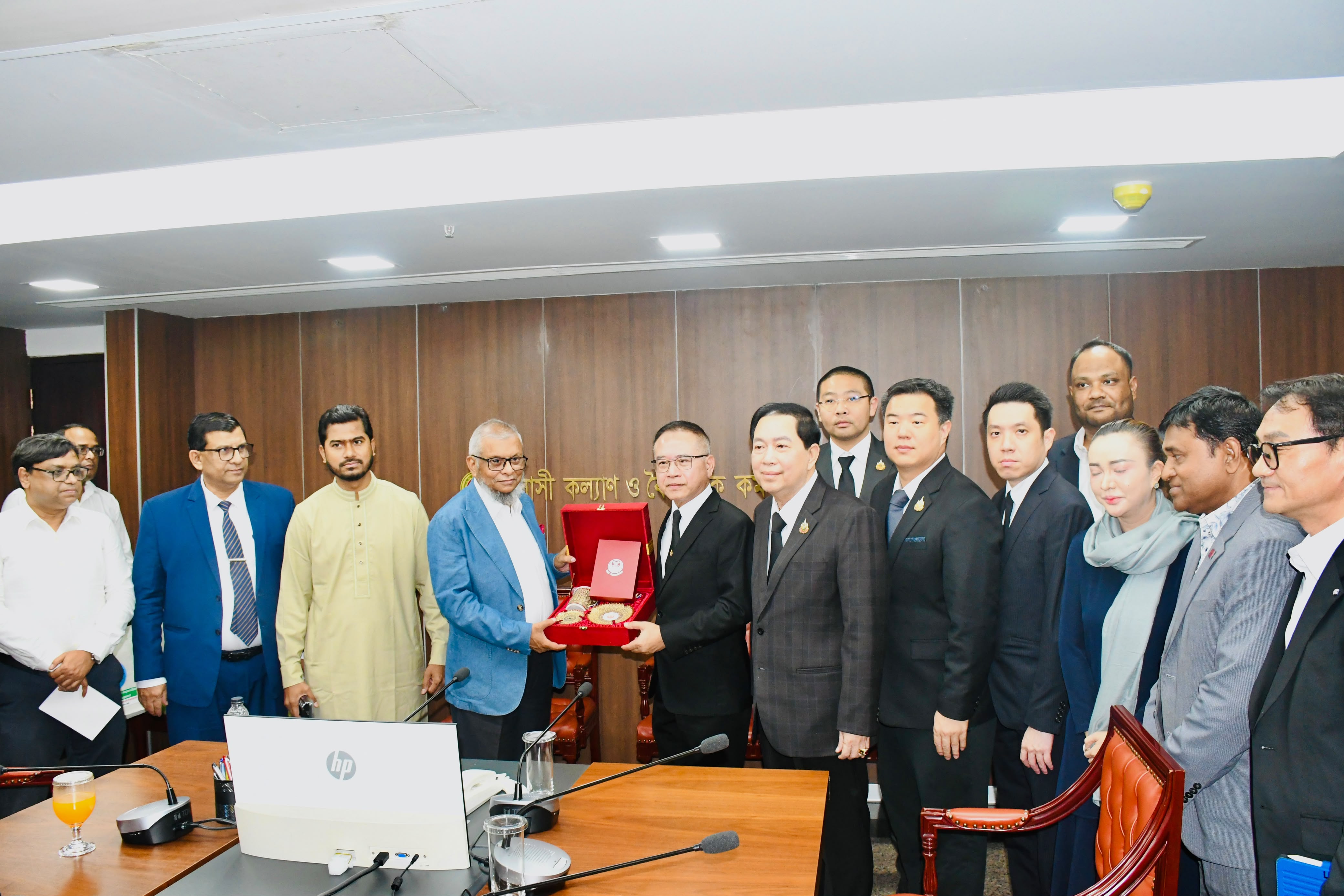 থাইল্যান্ডে বাংলাদেশি কর্মী নিয়োগের উদ্যোগ: প্রবাসী কল্যাণ মন্ত্রীর সাথে থাই প্রতিনিধি দলের বৈঠক