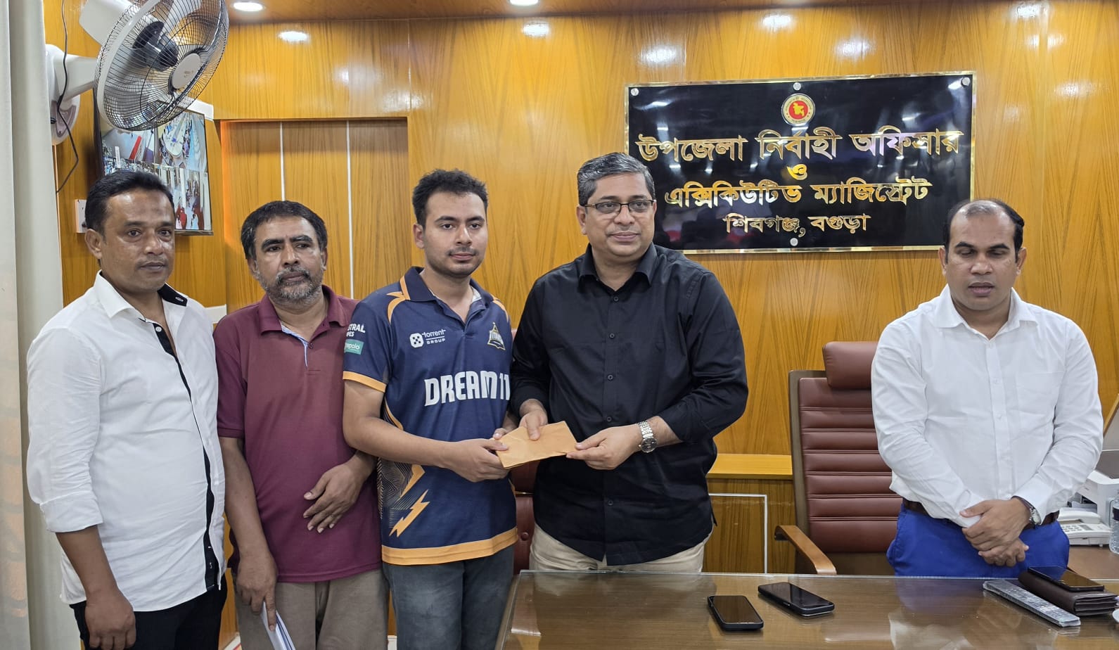 বেগম রোকেয়া বিশ্ববিদ্যালয়ে চান্সপ্রাপ্ত মেধাবী শিক্ষার্থী নীরবের পাশে এলজিআরডি প্রতিমন্ত্রী মীর শাহে আলম এমপি