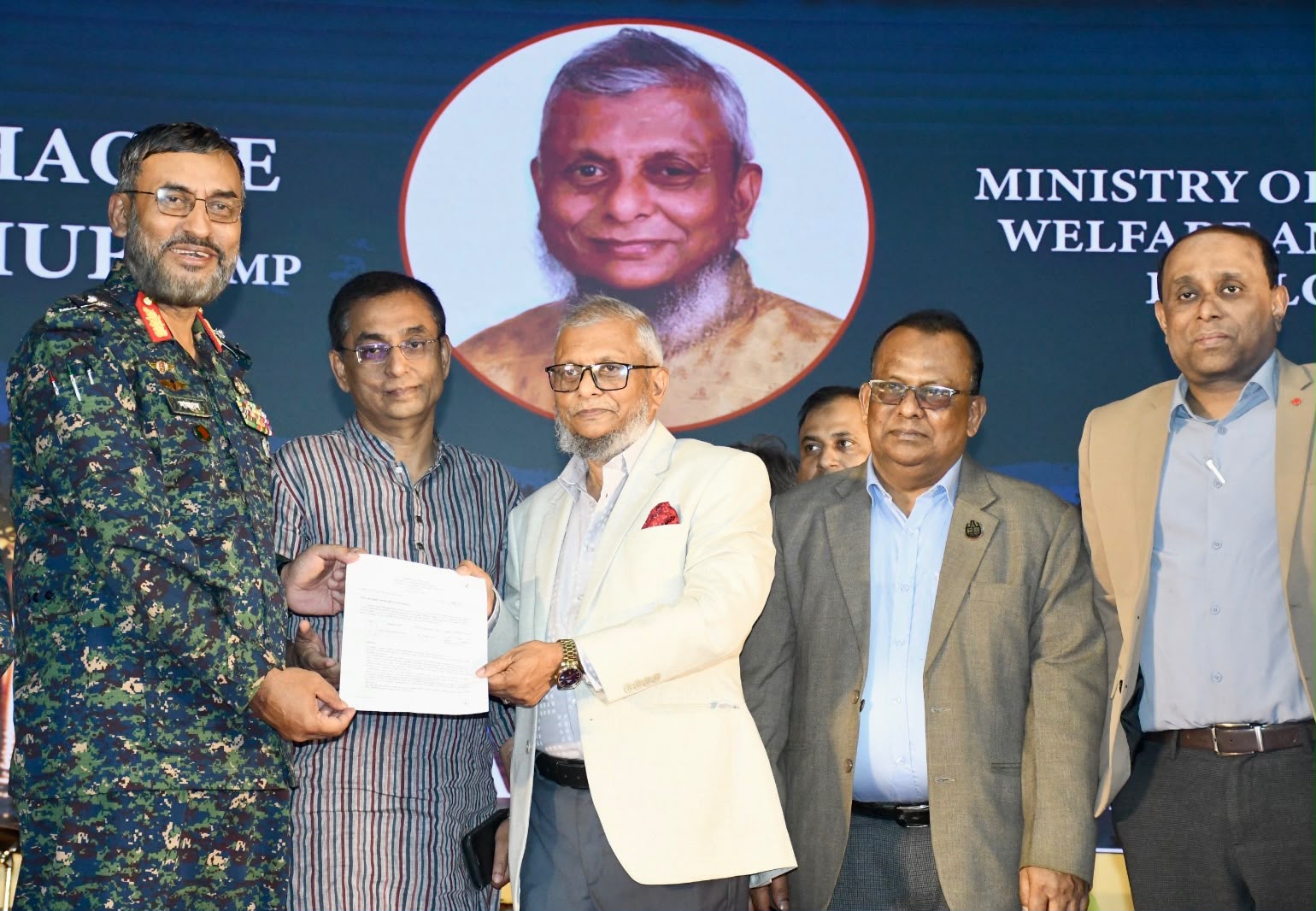 অবৈধ উপায়ে বিদেশ গমন ও হুন্ডি বন্ধের আহ্বান প্রবাসী কল্যাণ মন্ত্রীর