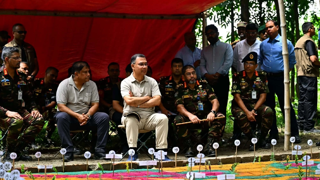 সেনাবাহিনীর গ্রীষ্মকালীন মহড়া পরিদর্শনে প্রধানমন্ত্রী
