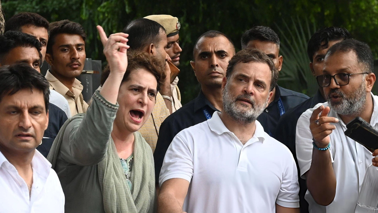 আটকের কয়েক ঘণ্টা পর মুক্তি পেলেন রাহুল ও প্রিয়াঙ্কা গান্ধী