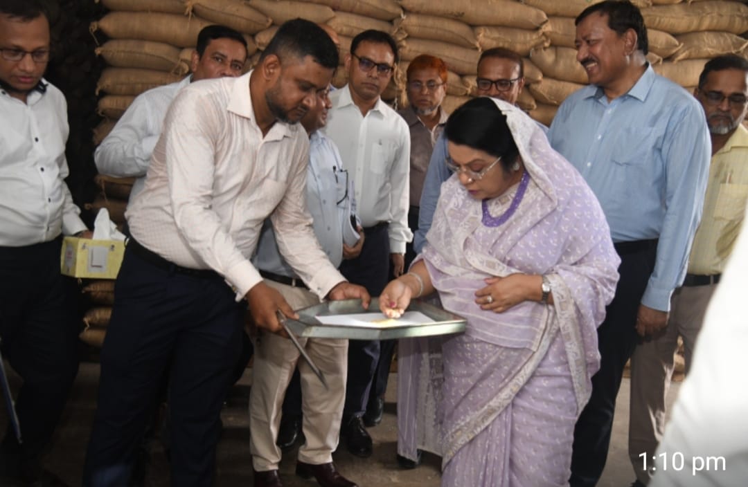 তেজগাঁও সিএসডিতে খাদ্যমন্ত্রীর আকস্মিক পরিদর্শন, দেখলেন চাল-আটার মান