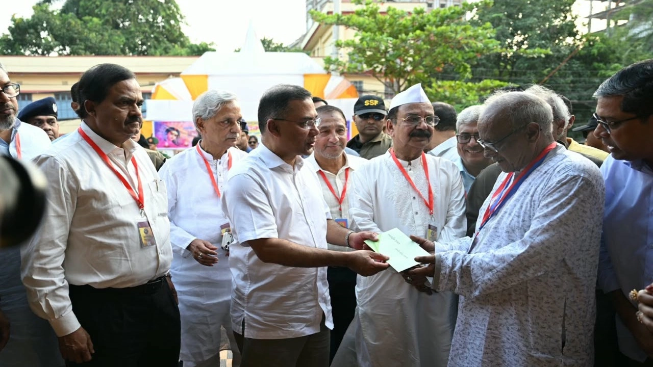 রাজশাহীতে মন্দির পরিদর্শনে গিয়ে ১০ লাখ টাকা অনুদান দিলেন প্রধানমন্ত্রী