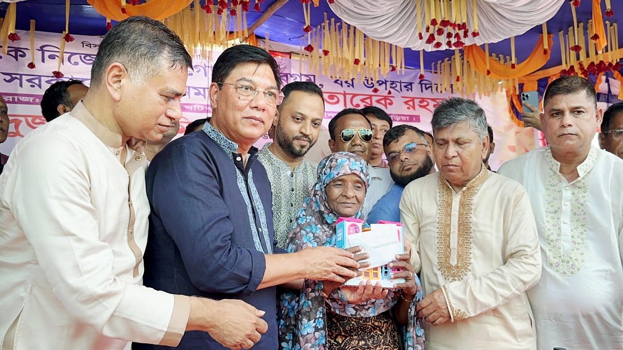 প্রধানমন্ত্রীর দেওয়া নতুন ঘর পেলেন শাহবাগের ফুটপাতে থাকা গোলাপি