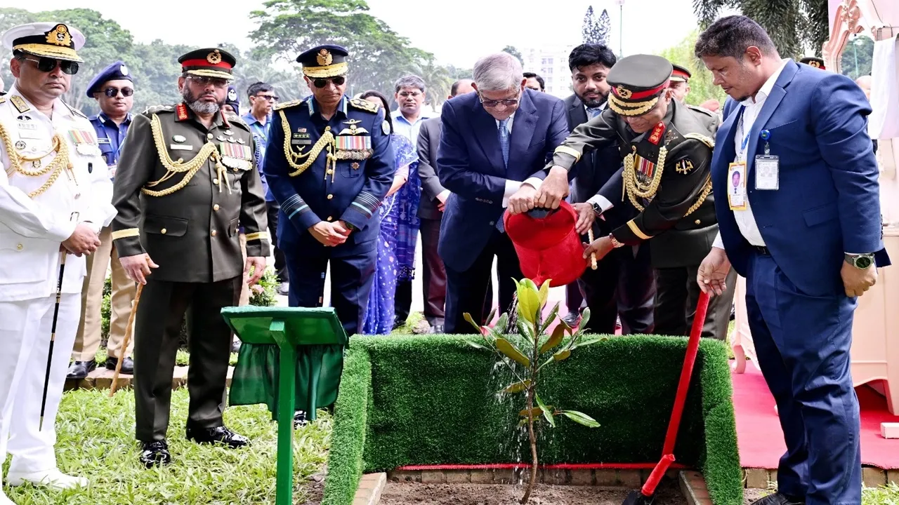 জাতীয় স্মৃতিসৌধে ‘উদয়পদ্ম’ গাছের চারা রোপণ করলেন রাষ্ট্রপতি