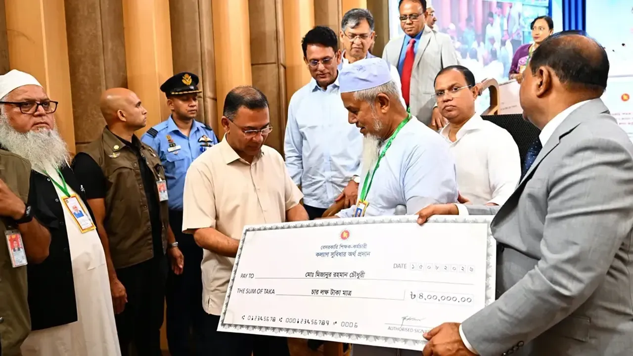 বয়স্ক শিক্ষকের সম্মানে মঞ্চ থেকে নিজেই নেমে এলেন প্রধানমন্ত্রী