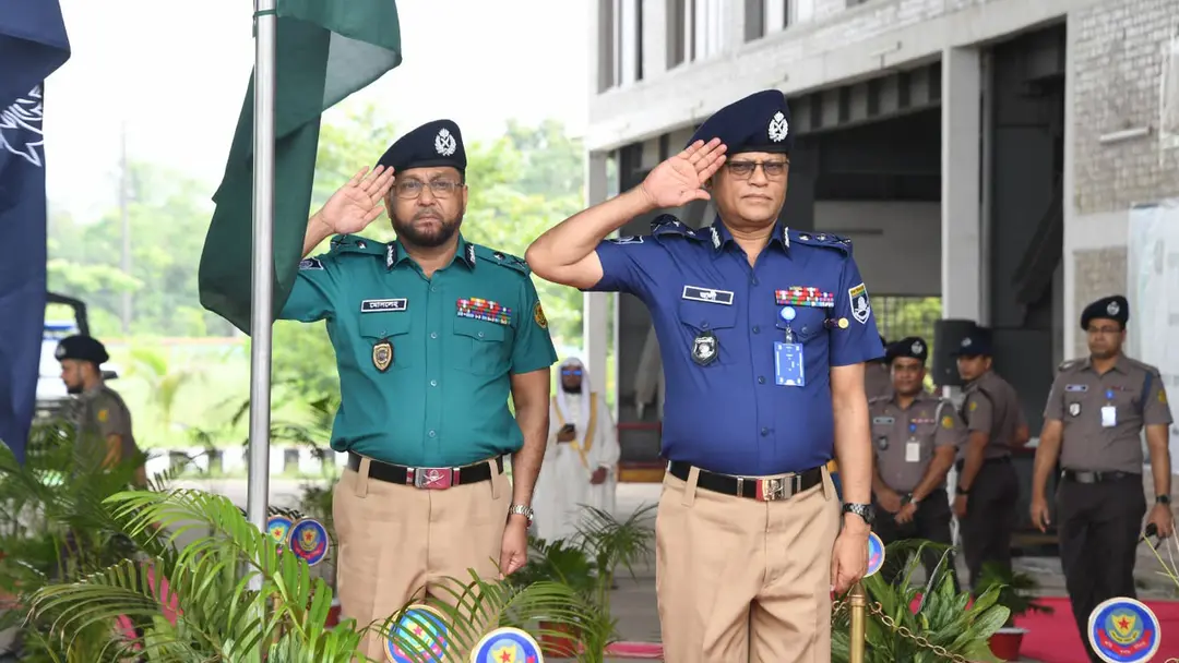 গাঢ় নীল-খাকি ইউনিফর্মে ফিরল পুলিশ, আজ থেকেই কার্যকর নতুন পোশাক