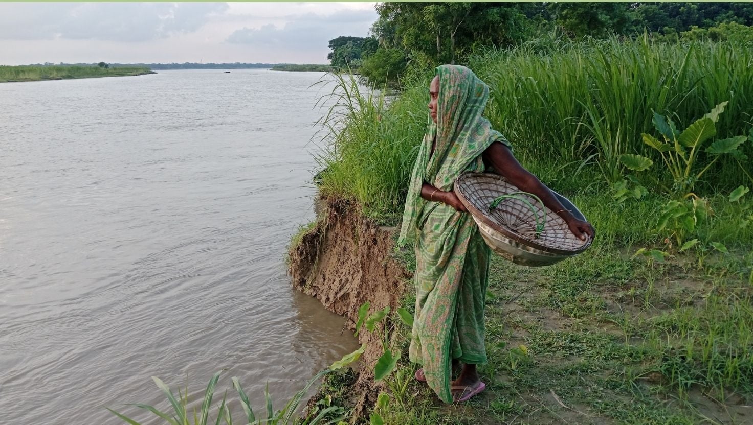 মধুমতির ভাঙনে আতঙ্কে নদীপাড়ের ৫০-৬০ পরিবার