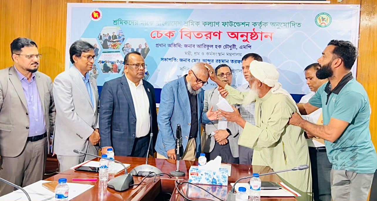 ৫৮৩ শ্রমিকের মাঝে প্রায় ৫ কোটি টাকার অনুদান বিতরণ করলেন শ্রমমন্ত্রী
