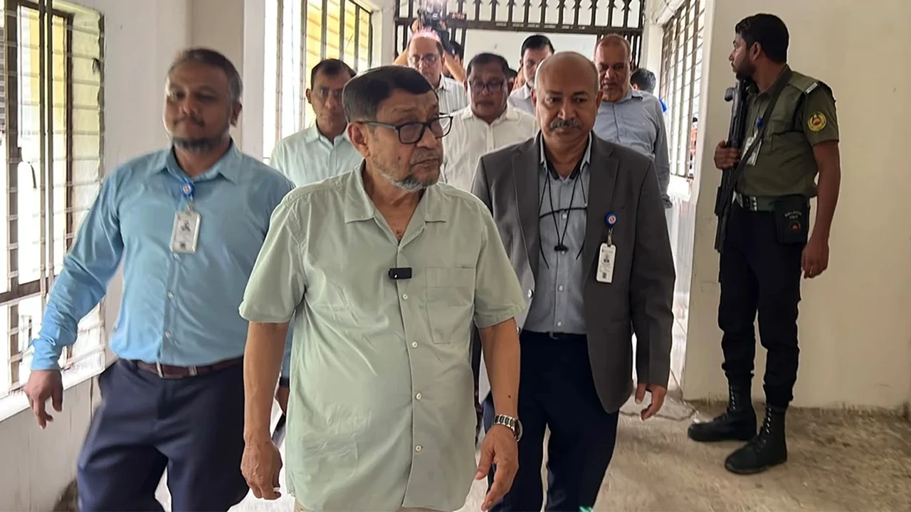 Health Minister's surprise raid in Vedergonj, two clinics shut over irregularities