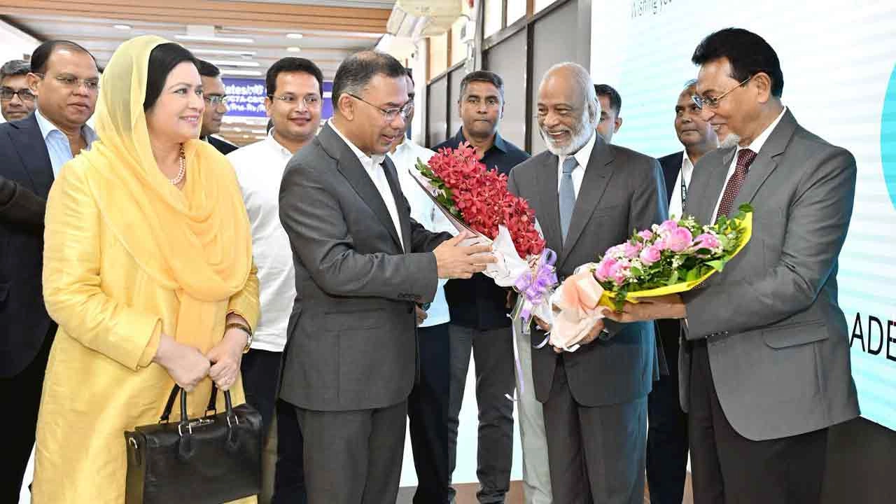 জাতিসংঘ সফর শেষে দেশে ফিরলেন প্রধানমন্ত্রী