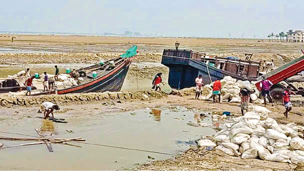 কুতুবদিয়ায় হাড়ভাঙা খাটুনির পরও ন্যায্য মজুরি পাচ্ছেন না লবণ শ্রমিকরা