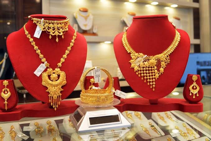 টানা দুই দফা কমার পর আবারও বাড়ল স্বর্ণের দাম, ভরি কত?