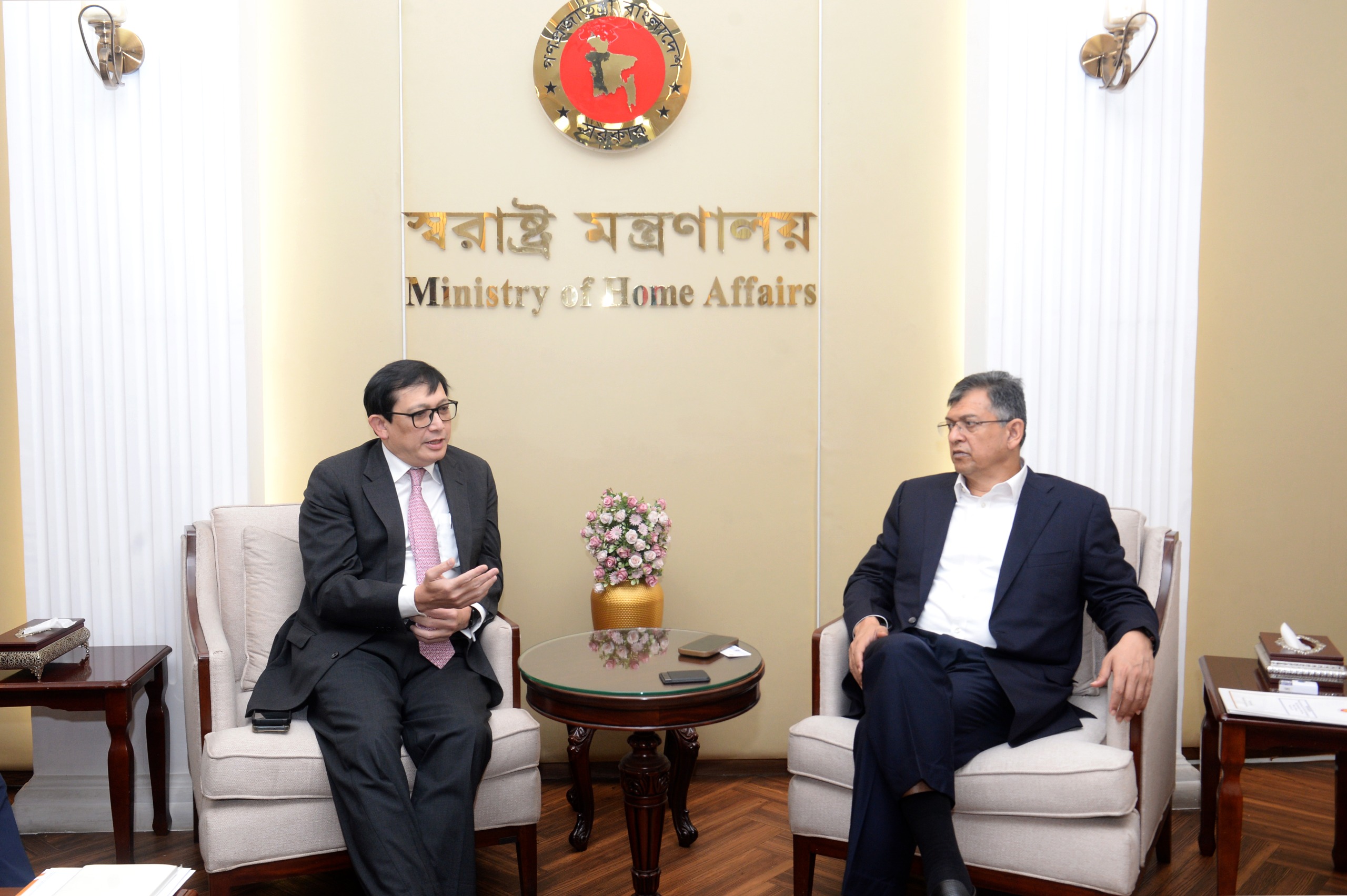 স্বরাষ্ট্রমন্ত্রীর সঙ্গে সিঙ্গাপুরের বিদায়ী চার্জ দ্য অ্যাফেয়ার্সের সাক্ষাৎ