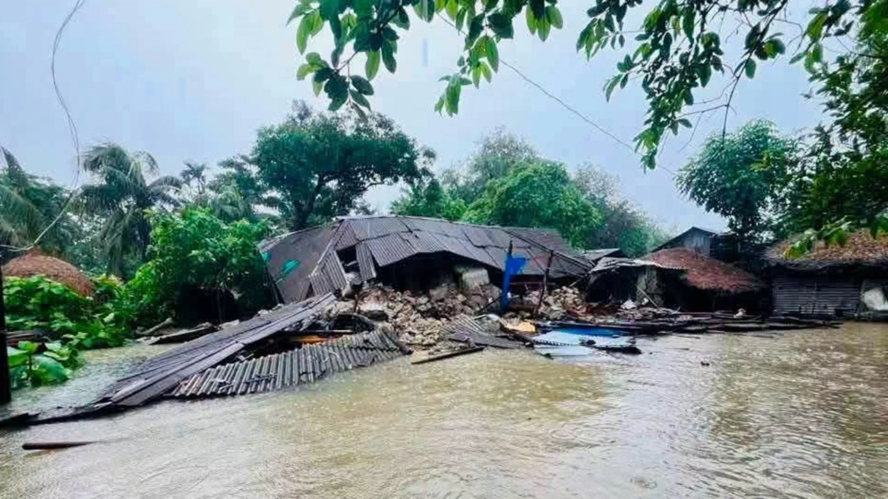 পানি কমলেও চট্টগ্রামের তিন উপজেলায় দুর্ভোগ, বিদ্যুৎ-খাদ্য সংকটে লাখো মানুষ