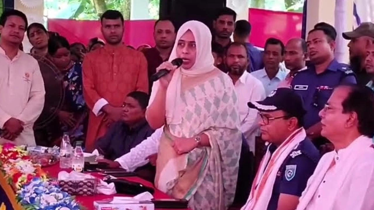 দেড় মিনিটের বক্তব্যে মন্ত্রীকে ২৫ বার ‘স্যার’ বললেন ইউএনও